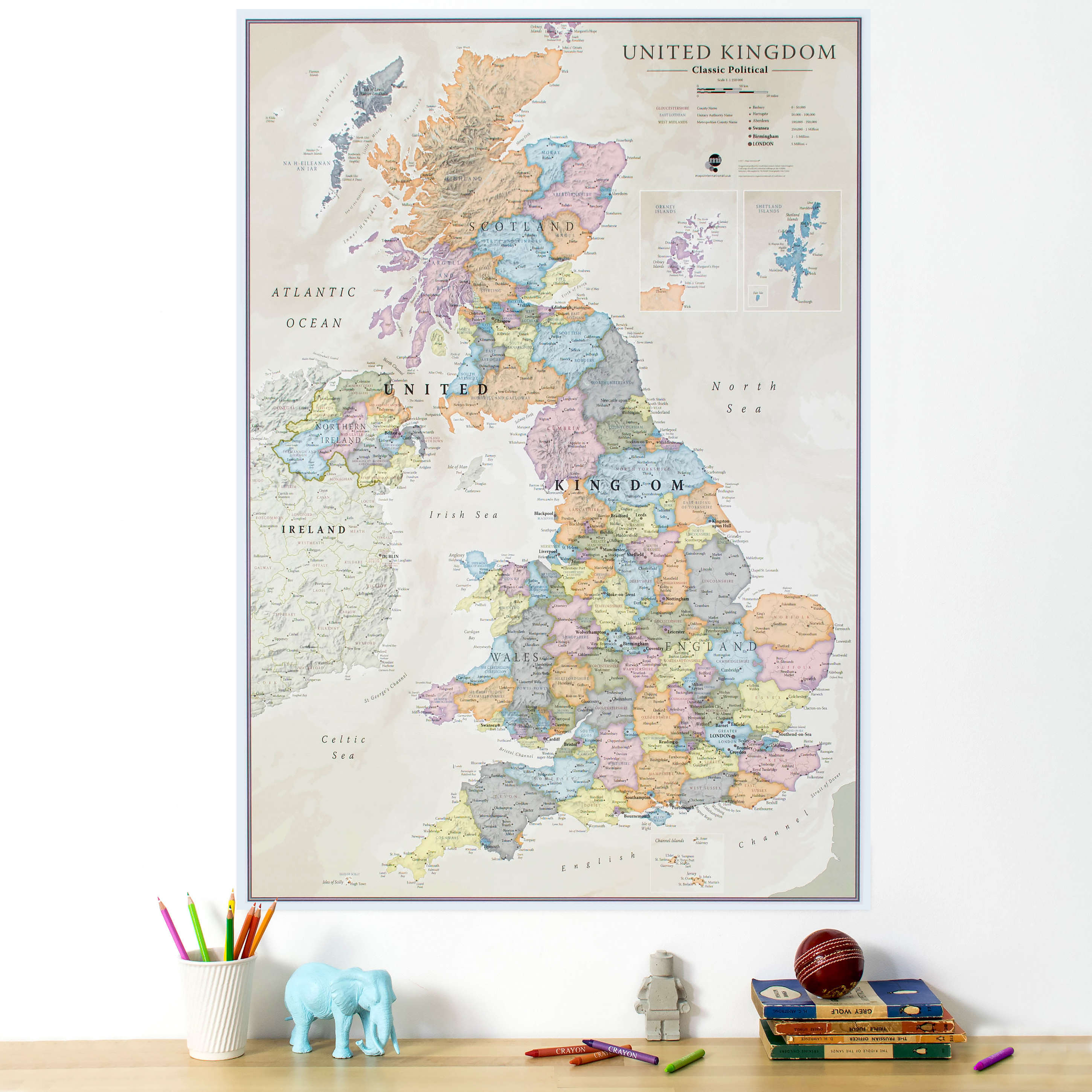UK01636_L_PAPER - UK Classic Wall Map