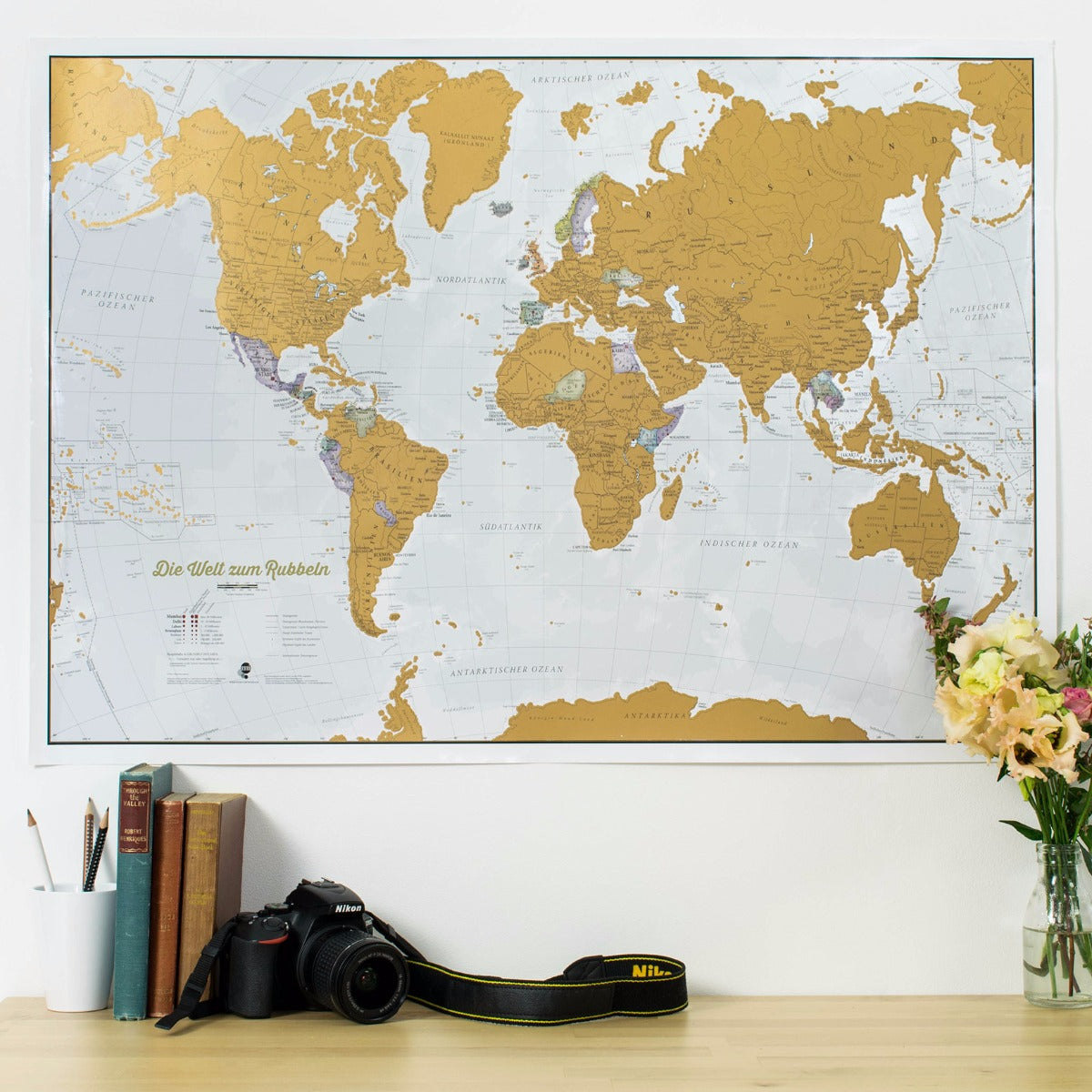 /s/c/scratch-world-map-german-text-pinboard-wood-frame-white-wm01536_m_bwwhi.jpg