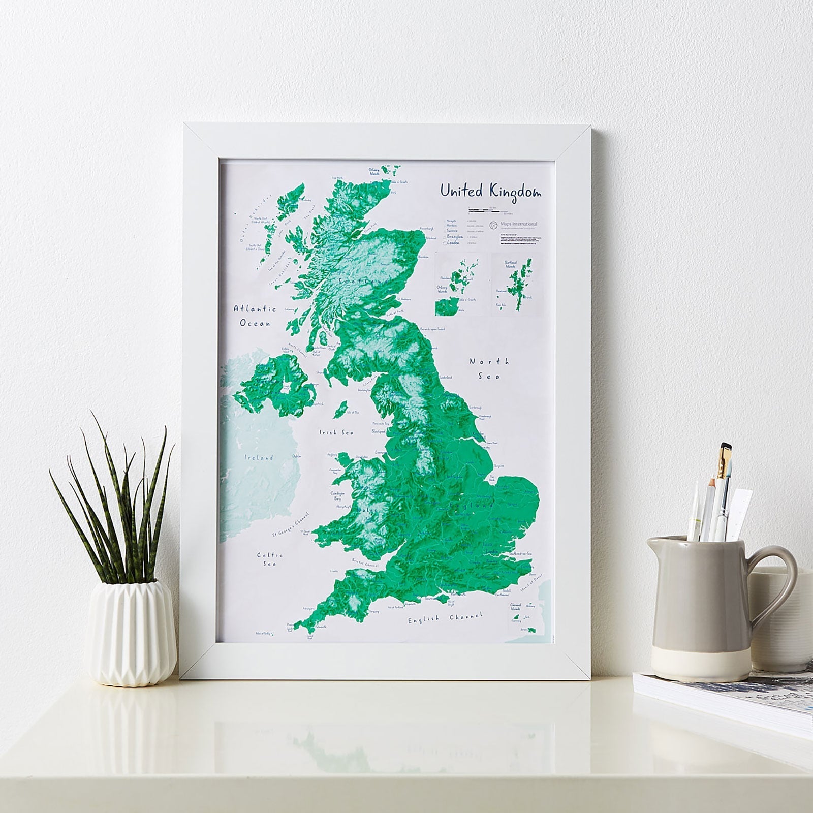 UK01673_3_WDWHI - UK as Art Map - Shamrock